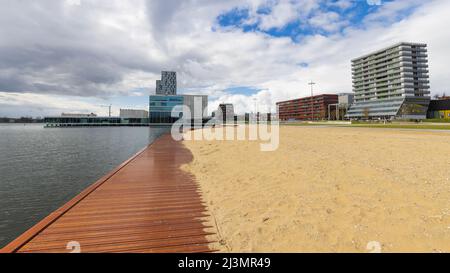 Almere, Niederlande - 3. April 2022: Pier und Strand Esplanada Fähre zur Floriade Expo 2022 in Almere Amsterdam, Niederlande. Floriade-Bereich im Hintergrund Stockfoto