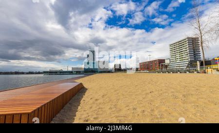 Almere, Niederlande - 3. April 2022: Pier und Strand Esplanada Fähre zur Floriade Expo 2022 in Almere Amsterdam, Niederlande. Floriade-Bereich im Hintergrund Stockfoto