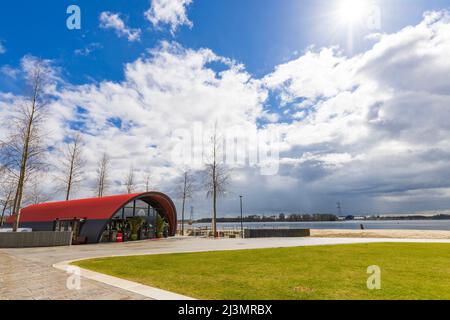 Almere, Niederlande - 3. April 2022: Restaurant und Pier Esplanada Fähre zur Floriade Expo 2022 in Almere Amsterdam, Niederlande. Floriade-Bereich im Hintergrund Stockfoto