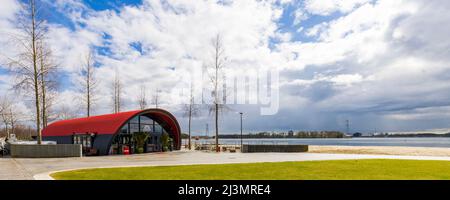 Almere, Niederlande - 3. April 2022: Restaurant und Pier Esplanada Fähre zur Floriade Expo 2022 in Almere Amsterdam, Niederlande. Floriade-Bereich im Hintergrund Stockfoto