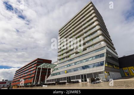 Almere, Niederlande - 3. April 2022: Modernes Apartmentgebäude im Zentrum von Almere, Flevoland in den Niederlanden Stockfoto