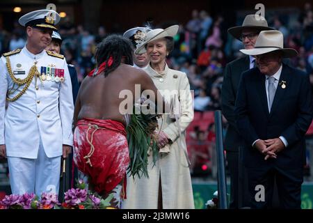 Die Prinzessin Royal nimmt an einer Rauchzeremonie Teil, während sie von australischen Aborigine-Künstlern bei der Eröffnungszeremonie der Royal Agricultural Society of New South Wales, der zweihundertjährigen Sydney Royal Easter Show in Sydney, am ersten Tag der königlichen Reise nach Australien im Namen der Königin, begrüßt wird. Anlässlich des Platin-Jubiläums. Bilddatum: Samstag, 9. April 2022. Stockfoto