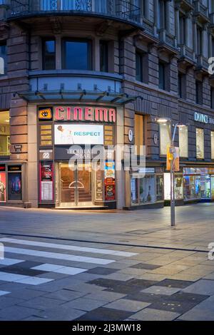 Stuttgart, 06. Januar 2022: Stadtkino in Stuttgart. Eingangsbereich mit Tür am frühen Morgen. Stockfoto