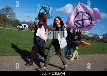 Hyde Park, London, Großbritannien. 9. April 2022. Die Demonstranten des Extinction Rebellion versammeln sich im Speakers Corner im Hyde Park vor einer Phase ziviler Widerstandsaktionen, die in London und darüber hinaus zu Störungen führen könnten, aus Protest gegen angebliche Ursachen des Klimawandels. Frauen kommen Stockfoto