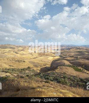 Weite Sicht auf goldenes Ackerland im sizilianischen Spätsommer und Wolkenlandschaft am Horizont Stockfoto