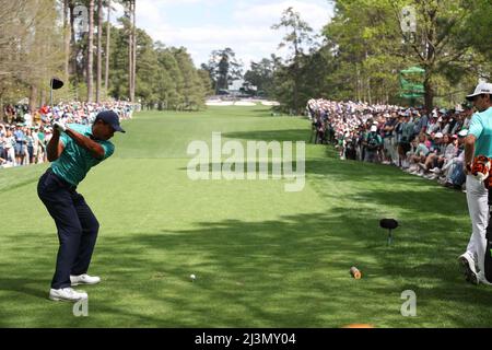 Georgia, USA . 08. April 2022. US Tiger Woods trifft seinen Abschlag auf das 7.-Loch während der zweiten Runde des Masters-Golfturniers 2022 im Augusta National Golf Club in Augusta, Georgia, USA, am 8. April 2022. Kredit: Koji Aoki/AFLO SPORT/Alamy Live Nachrichten Gutschrift: Aflo Co. Ltd./Alamy Live Nachrichten Stockfoto