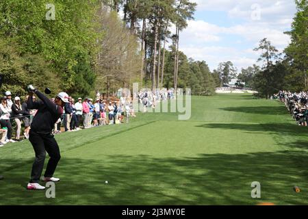 Georgia, USA . 08. April 2022. Japans Hideki Matsuyama trifft seinen Abschlag auf das 7.-Loch während der zweiten Runde des Masters-Golfturniers 2022 im Augusta National Golf Club in Augusta, Georgia, USA, am 8. April 2022. Kredit: Koji Aoki/AFLO SPORT/Alamy Live Nachrichten Gutschrift: Aflo Co. Ltd./Alamy Live Nachrichten Stockfoto