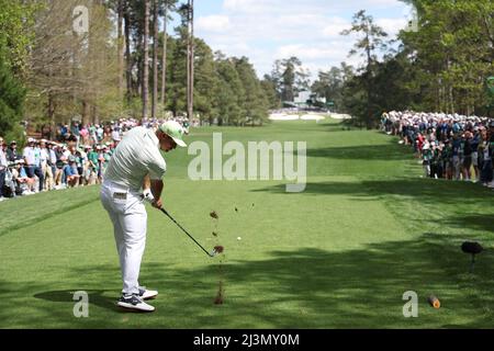 Georgia, USA . 08. April 2022. Vereinigte Staaten Bryson DeChambeau auf dem 7. Loch während der zweiten Runde des 2022 Masters Golfturniers im Augusta National Golf Club in Augusta, Georgia, USA, am 8. April 2022. Kredit: Koji Aoki/AFLO SPORT/Alamy Live Nachrichten Gutschrift: Aflo Co. Ltd./Alamy Live Nachrichten Stockfoto