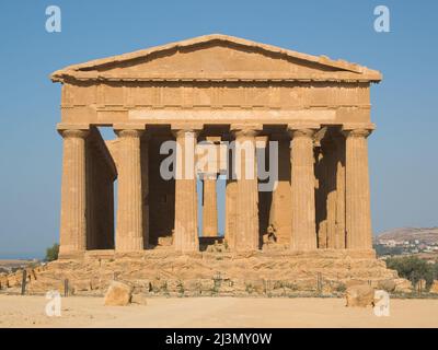 Vorderansicht des dorischen Tempels der Concord im Tal der Tempel in Agrigento Stockfoto