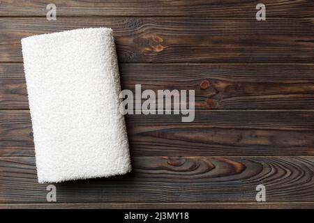 Draufsicht auf weiße Handtücher mit Kopierplatz auf farbigem Hintergrund. Stockfoto