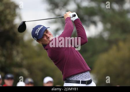 Georgia, USA . 08. April 2022. USA Justin Thomas auf dem 10.-Loch während der zweiten Runde des Masters-Golfturniers 2022 im Augusta National Golf Club in Augusta, Georgia, USA, am 8. April 2022. Kredit: Koji Aoki/AFLO SPORT/Alamy Live Nachrichten Gutschrift: Aflo Co. Ltd./Alamy Live Nachrichten Stockfoto