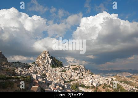 Felsen des Dorfes Caltabellotta in Sizilien, im Hintergrund dramatischer Himmel mit großen Wolken Stockfoto