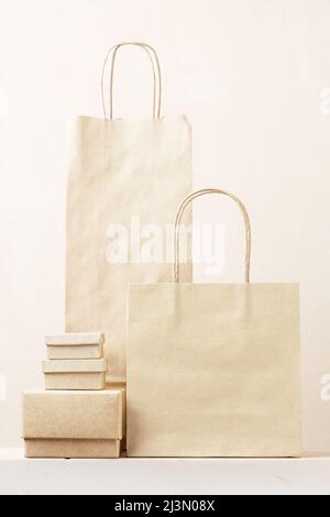 Recycling-Einwegverpackungen, Papiertüten und Kartons auf dem Tisch Stockfoto
