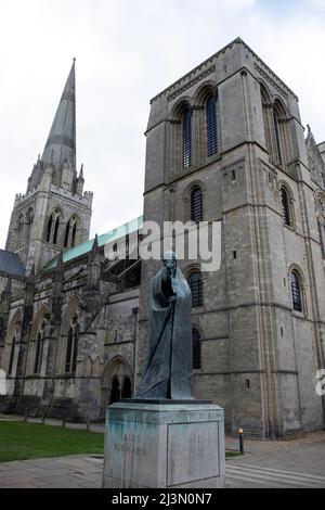 Die Chichester Kathedrale, die formell als Domkirche der Heiligen Dreifaltigkeit bekannt ist, ist der Sitz des anglikanischen Bischofs von Chichester. Stockfoto