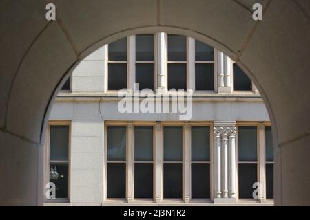 Ein riesiges Fenster mit Blick auf die Harold Washington Library in Chicago. Stockfoto