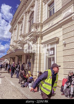 Przemysl, Polen. 8. April 2022. Ukrainische Flüchtlinge, die am Morgen des 8. April 2022 am Bahnhof Przemysl, Polen, am wunderschönen, blau-weißen Himmel ankommen und warten (Bild: © Amy Katz/ZUMA Press Wire) Quelle: ZUMA Press, Inc./Alamy Live News Stockfoto