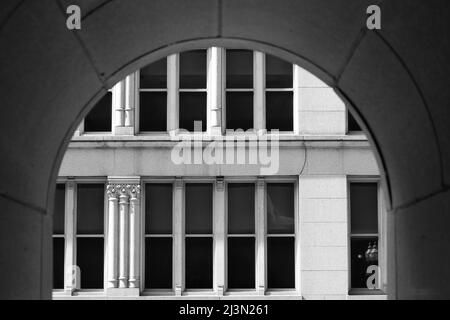 Ein riesiges Fenster mit Blick auf die Harold Washington Library in Chicago. Stockfoto