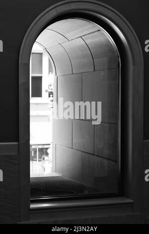 Ein riesiges Fenster mit Blick auf die Harold Washington Library in Chicago. Stockfoto