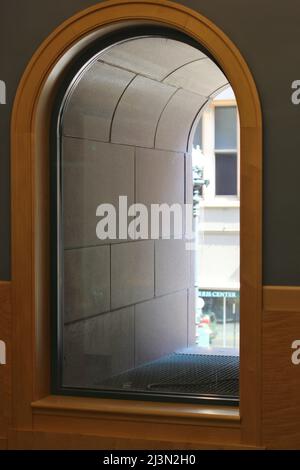 Ein riesiges Fenster mit Blick auf die Harold Washington Library in Chicago. Stockfoto