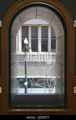 Ein riesiges Fenster mit Blick auf die Harold Washington Library in Chicago. Stockfoto