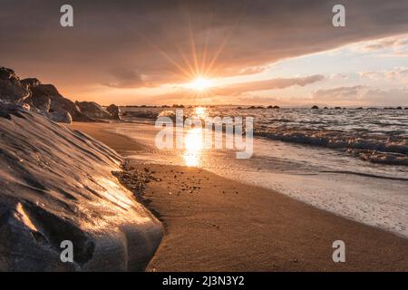 Sonnenuntergang vom sizilianischen Strand, in der Nähe der Äolischen Insel, Milazzo, Italien Stockfoto