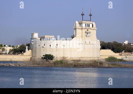 Schöner Palast in der Mitte des lakhota See Jamnagar Indien mit weißem Stein Glanz und Wasser, Palast Stock Bild Stockfoto