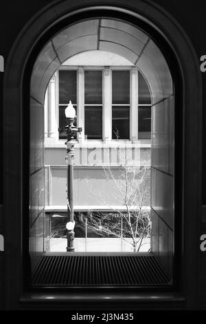 Ein riesiges Fenster mit Blick auf die Harold Washington Library in Chicago. Stockfoto