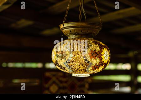 Dekorieren von hängenden Laternen im Holzinnenraum. Stockfoto