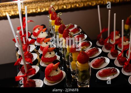 Catering. Wunderschön dekorierte Süßigkeiten auf dem Tisch und Obst Stockfoto