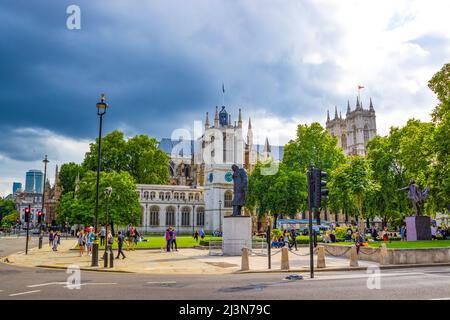 Parliament Square mit der Westminster Abbey und der Sir Winston Churchill Statue, London, Großbritannien. Bild aufgenommen am 2021. August Stockfoto
