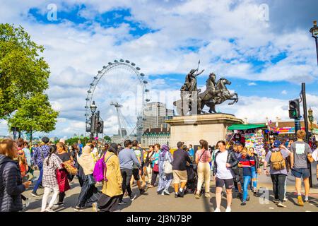 Boudiccan Rebellion Monument an der Westminster Bridge - dramatische Bronzeskulptur der keltischen Königin Boudicca & ihrer Töchter auf einem Pferdewagen Stockfoto