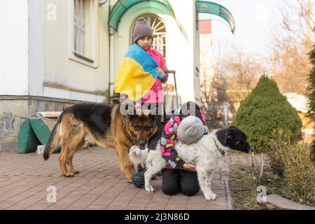 Ukrainische Flüchtlinge, die während des russischen Krieges nach Europa flüchteten Stockfoto