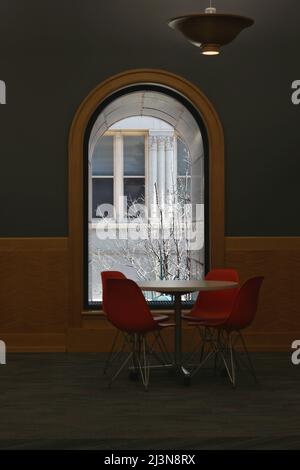 Ein riesiges Fenster mit Blick auf die Harold Washington Library in Chicago. Stockfoto