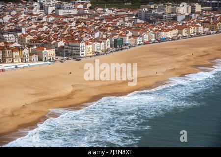 Blick auf Nazare. Sandstrand, Meer, Dorf Nazare, Portugal Stockfoto