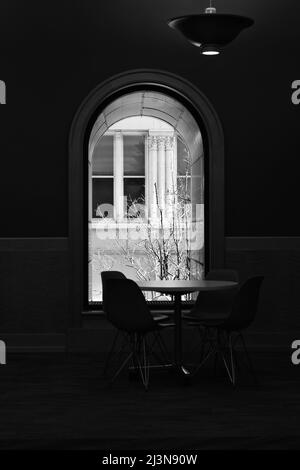 Ein riesiges Fenster mit Blick auf die Harold Washington Library in Chicago. Stockfoto