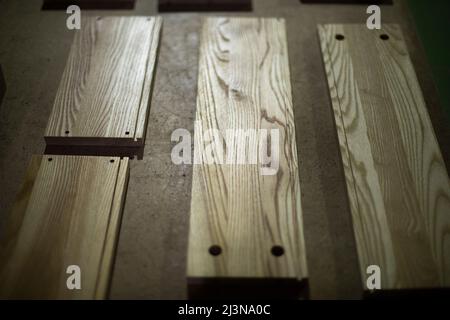 Vorstand in der Werkstatt. Unbemaltes Holz. Natürliches Material. Details der Möbelkreation. Tischlerei. Stockfoto