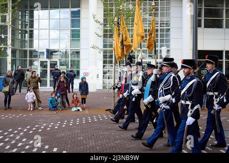 Den Haag, Niederlande. 09. April 2022. 2022-04-09 11:11:54 DEN HAAG - Reservisten der Streitkräfte werden am Spuiplein in Den Haag vereidigt. Während der Vereidigung nehmen die Soldaten den Eid oder die Verheißung ab, in der sie dem König und dem Gesetz Treue schwören. Es ist das erste Mal, dass Reservisten aus allen Teilen der Streitkräfte gemeinsam vereidigt werden. ANP PHIL NIJHUIS netherlands Out - belgium Out Credit: ANP/Alamy Live News Stockfoto