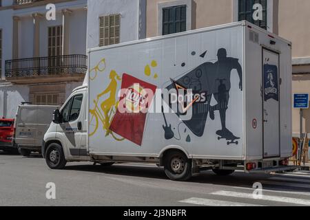 Felanitx, Spanien; april 07 2022: Lieferwagen der Pommes-Frites-Firma Lays und Doritos, geparkt in einer zentralen Straße der mallorquinischen Stadt Stockfoto