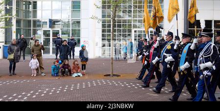 Den Haag, Niederlande. 09. April 2022. 2022-04-09 11:11:53 DEN HAAG - Reservisten der Streitkräfte werden am Spuiplein in Den Haag vereidigt. Während der Vereidigung nehmen die Soldaten den Eid oder die Verheißung ab, in der sie dem König und dem Gesetz Treue schwören. Es ist das erste Mal, dass Reservisten aus allen Teilen der Streitkräfte gemeinsam vereidigt werden. ANP PHIL NIJHUIS netherlands Out - belgium Out Credit: ANP/Alamy Live News Stockfoto