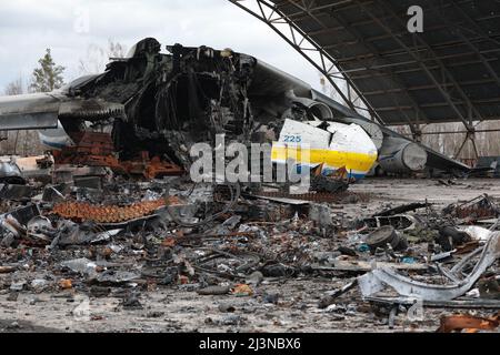 Hostomel, Ukraine. 09. April 2022. Das größte Flugzeug der Welt an-225 'Mriya' wurde am 08. April 2022 auf dem Flughafen von Hostomel, Region Kiew, Nord-Zentral-Ukraine, zerstört. Foto von Hennadii Minchenko/Ukrinform/ABACAPRESS.COM Credit: Abaca Press/Alamy Live News Stockfoto