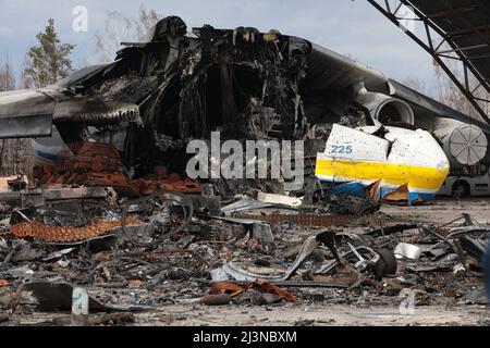 Hostomel, Ukraine. 09. April 2022. Das größte Flugzeug der Welt an-225 'Mriya' wurde am 08. April 2022 auf dem Flughafen von Hostomel, Region Kiew, Nord-Zentral-Ukraine, zerstört. Foto von Hennadii Minchenko/Ukrinform/ABACAPRESS.COM Credit: Abaca Press/Alamy Live News Stockfoto