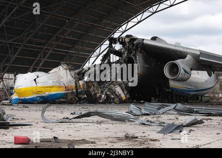 Hostomel, Ukraine. 09. April 2022. Das größte Flugzeug der Welt an-225 'Mriya' wurde am 08. April 2022 auf dem Flughafen von Hostomel, Region Kiew, Nord-Zentral-Ukraine, zerstört. Foto von Hennadii Minchenko/Ukrinform/ABACAPRESS.COM Credit: Abaca Press/Alamy Live News Stockfoto