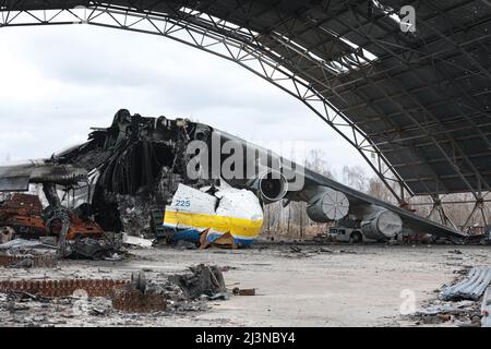 Hostomel, Ukraine. 09. April 2022. Das größte Flugzeug der Welt an-225 'Mriya' wurde am 08. April 2022 auf dem Flughafen von Hostomel, Region Kiew, Nord-Zentral-Ukraine, zerstört. Foto von Hennadii Minchenko/Ukrinform/ABACAPRESS.COM Credit: Abaca Press/Alamy Live News Stockfoto