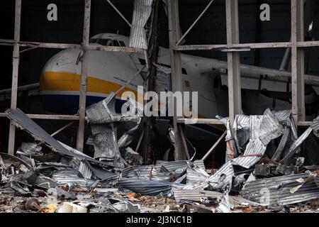 Hostomel, Ukraine. 09. April 2022. Das größte Flugzeug der Welt an-225 'Mriya' wurde am 08. April 2022 auf dem Flughafen von Hostomel, Region Kiew, Nord-Zentral-Ukraine, zerstört. Foto von Hennadii Minchenko/Ukrinform/ABACAPRESS.COM Credit: Abaca Press/Alamy Live News Stockfoto