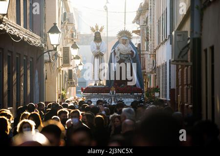 Malaga, Spanien. 09. April 2022. Männer der Bruderschaft "Cautivo" tragen die Statue von Christus und der Jungfrau Maria durch die Straßen zu ihrer Bruderschaft während einer Verlegung, vor Beginn der Karwoche in Spanien. Nach zwei Jahren ohne Karwoche aufgrund der Coronavirus-Pandemie warten Tausende von Gläubigen darauf, die Prozessionen mit den Statuen von Christus und der Jungfrau Maria im Rahmen der traditionellen Karwoche auf den Straßen zu sehen. In Andalusien versammelt die Karwoche Tausende von Menschen aus allen Ländern, und sie gilt sogar als eine der wichtigsten religiösen und kulturellen Veranstaltungen Stockfoto