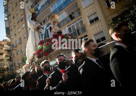 Malaga, Spanien. 09. April 2022. Männer der Bruderschaft "Cautivo" tragen die Statue von Christus und der Jungfrau Maria durch die Straßen zu ihrer Bruderschaft während einer Verlegung, vor Beginn der Karwoche in Spanien. Nach zwei Jahren ohne Karwoche aufgrund der Coronavirus-Pandemie warten Tausende von Gläubigen darauf, die Prozessionen mit den Statuen von Christus und der Jungfrau Maria im Rahmen der traditionellen Karwoche auf den Straßen zu sehen. In Andalusien versammelt die Karwoche Tausende von Menschen aus allen Ländern, und sie gilt sogar als eine der wichtigsten religiösen und kulturellen Veranstaltungen Stockfoto