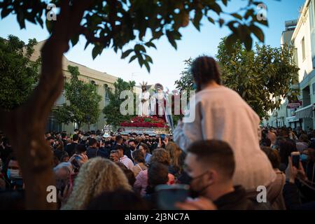 Malaga, Spanien. 09. April 2022. Männer der Bruderschaft "Cautivo" tragen die Statue von Christus und der Jungfrau Maria durch die Straßen zu ihrer Bruderschaft während einer Verlegung, vor Beginn der Karwoche in Spanien. Nach zwei Jahren ohne Karwoche aufgrund der Coronavirus-Pandemie warten Tausende von Gläubigen darauf, die Prozessionen mit den Statuen von Christus und der Jungfrau Maria im Rahmen der traditionellen Karwoche auf den Straßen zu sehen. In Andalusien versammelt die Karwoche Tausende von Menschen aus allen Ländern, und sie gilt sogar als eine der wichtigsten religiösen und kulturellen Veranstaltungen Stockfoto