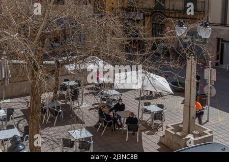 Felanitx, Spanien; april 07 2022: Luftaufnahme einer Cafeteria-Terrasse mit Kunden, in der mallorquinischen Stadt Felanitx, Spanien Stockfoto