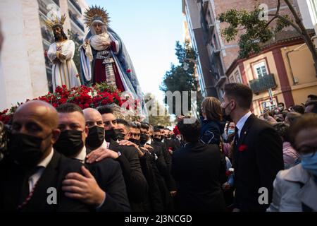 Männer der Bruderschaft "Cautivo" tragen die Statue von Christus und der Jungfrau Maria durch die Straßen zu ihrer Bruderschaft während einer Verlegung, vor Beginn der Karwoche in Spanien. Nach zwei Jahren ohne Karwoche aufgrund der Coronavirus-Pandemie warten Tausende von Gläubigen darauf, die Prozessionen mit den Statuen von Christus und der Jungfrau Maria im Rahmen der traditionellen Karwoche auf den Straßen zu sehen. In Andalusien versammelt die Karwoche Tausende von Menschen aus allen Ländern und gilt als eines der wichtigsten religiösen und kulturellen Ereignisse des Jahres. (Foto von Jesus Stockfoto