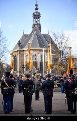 Den Haag, Niederlande. 09. April 2022. 2022-04-09 11:14:12 DEN HAAG - Reservisten der Streitkräfte werden am Spuiplein in Den Haag vereidigt. Während der Vereidigung nehmen die Soldaten den Eid oder die Verheißung ab, in der sie dem König und dem Gesetz Treue schwören. Es ist das erste Mal, dass Reservisten aus allen Teilen der Streitkräfte gemeinsam vereidigt werden. ANP PHIL NIJHUIS netherlands Out - belgium Out Credit: ANP/Alamy Live News Stockfoto